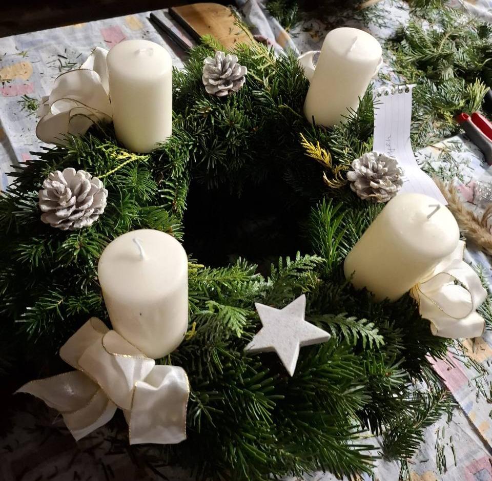 Advent beginnt mit Teamgeist: Die Kranz-Aktion des Missionskreis Hennef