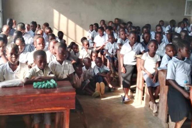 Überfüllter Klassenraum der Grundschule St. Andre