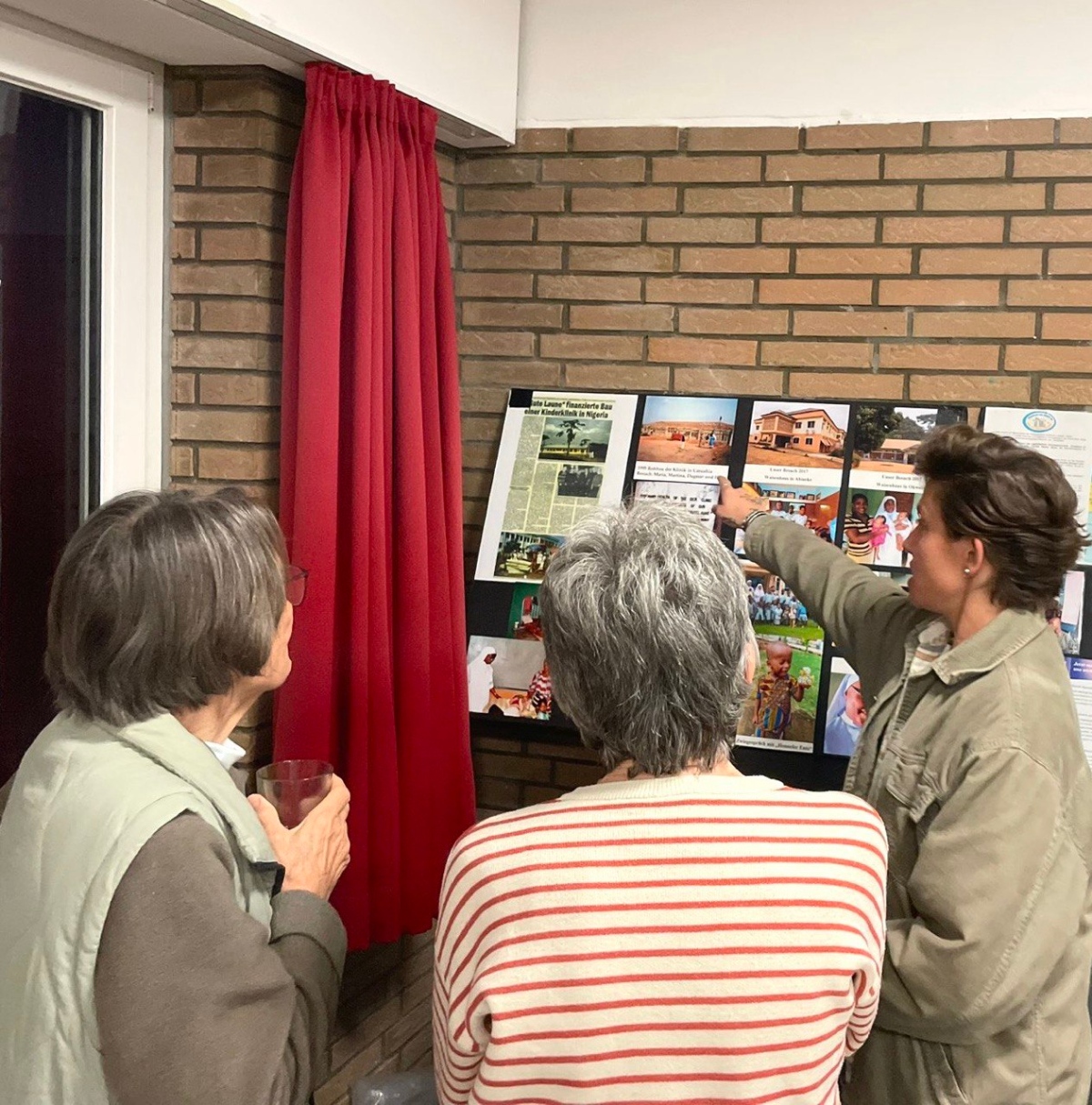 Zwei Teilnehmerinnen und Jasmin Liberio (von links)