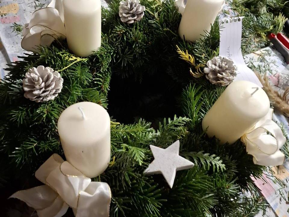 Advent beginnt mit Teamgeist: Die Kranz-Aktion des Missionskreis Hennef