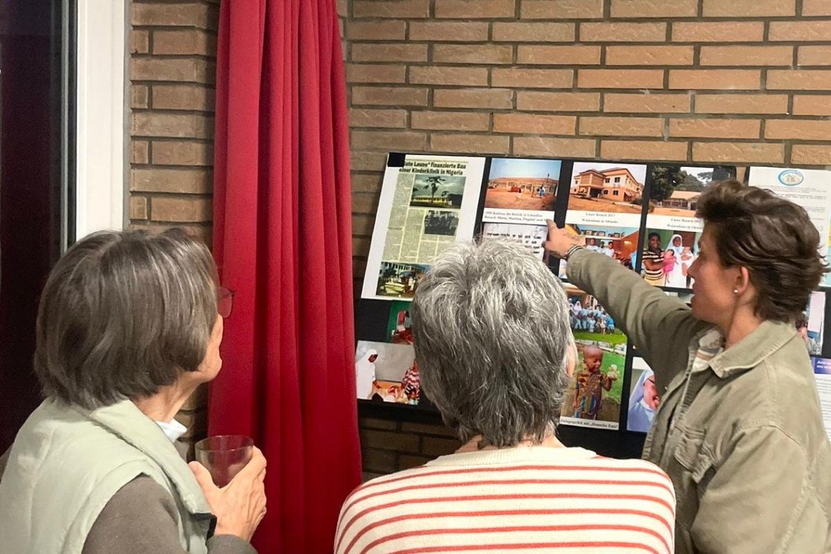 Zwei Teilnehmerinnen und Jasmin Liberio (von links)