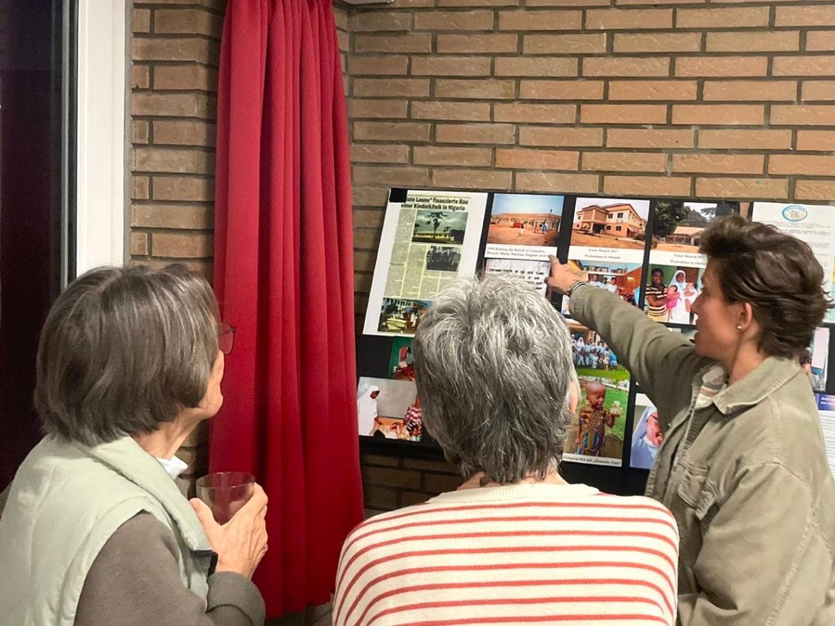 Zwei Teilnehmerinnen und Jasmin Liberio (von links)